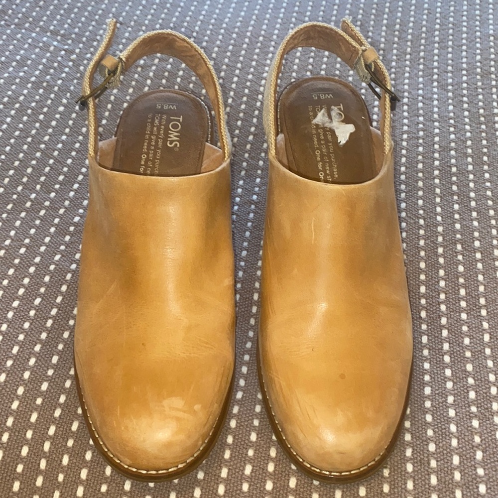 TOMS Women's Tan Leather Slingback Clogs